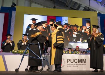 Ambiorix Jiménez diagnosticado con parálisis cerebral leve, fue uno de los 880 investidos en la ceremonia de graduación. | Fuente externa.