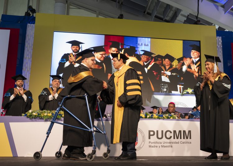Ambiorix Jiménez diagnosticado con parálisis cerebral leve, fue uno de los 880 investidos en la ceremonia de graduación. | Fuente externa.