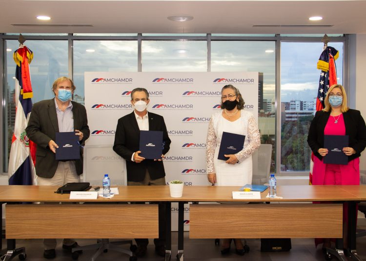 Brian Rudert, director del Programa Exporta Calidad; William Malamud, vicepresidente ejecutivo de AmchamDR; Laura del Castillo, directora Técnica del CNC, y Miriam Estela Guzmán de Tejada, viceministra de Desarrollo Rural del Ministerio de Agricultura.