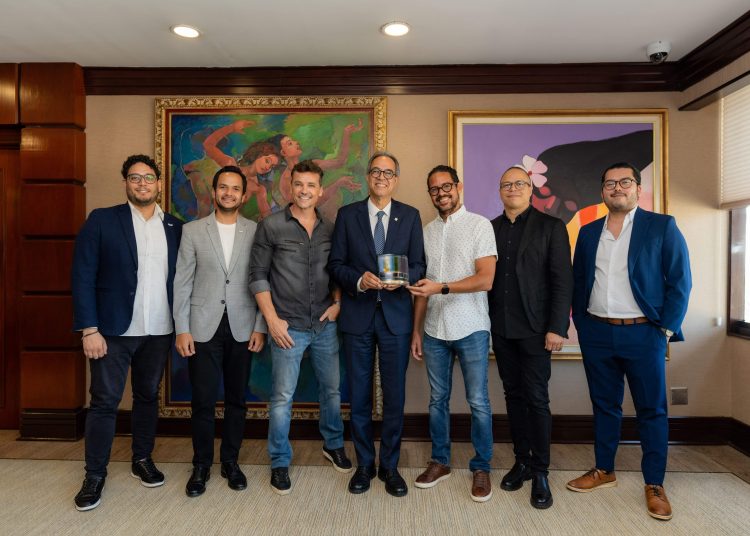 José Mármol, vicepresidente ejecutivo de Comunicación Corporativa, Reputación y Banca Responsable, junto a miembros de las agencias publicitarias Pagés BBDO, Liquid-Digital Agency y la productora Kokaleka Film & Post. - Fuente externa.