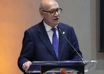 Señaló que en la propuesta se modifica el artículo 35 de la ley, fijando una cuota a las empresas, asociaciones sin fines de lucro, fideicomisos y otras entidades.