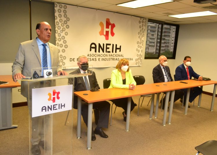 Noel Ureña Ceballos, Euri Andujar, Romy Grullon,  Noel Ureña, Angelo Viro y David Mosquea.