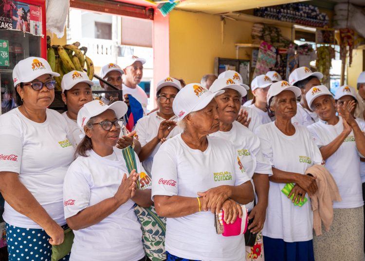 Según un comunicado de prensa, la donación realizada por Coca-Cola está apoyando a más de 270 mujeres de la zona del río Ozama.
