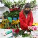 La florista Rosa Hernández vendió un arreglo de 50 flores, un peluche de felpa y agregó globos.