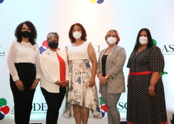 Las diputadas Juliana Oneal y Rafaela Alburquerque, fundadora Asodel, y Clavel Sánchez de Solimán, presidenta Asodel; Soraya Suárez e Ysabel de la Cruz.