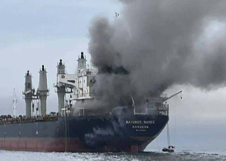 El tránsito marítimo en Ormuz continúa afectado por el conflicto, impactando el comercio global de hidrocarburos.