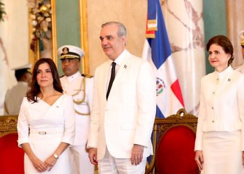 Durante la ceremonia, Abinader estuvo acompañado por la vicepresidenta Raquel Peña.