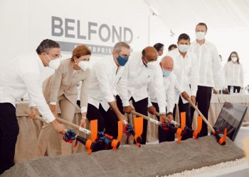 Con el primer picaso, Abinader da inicio a la rehabilitación y mejoramiento del muelle 4 del Puerto Marítimo de Barahona. | Fuente externa.