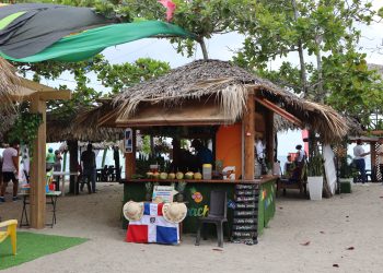 Acogedores espacios en Clarine Beach Bar & Restaurant. | Fuente externa.