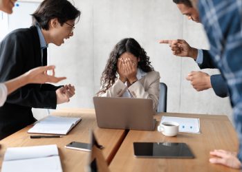 Acoso laboral. | Shutterstock.