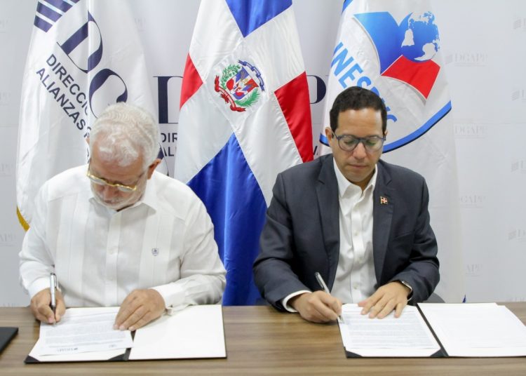 El director general de Alianzas Público Privadas, Sigmund Freund y el rector del Instituto de Educación Superior en Formación Diplomática y Consular (Inesdyc), el embajador José Rafael Espaillat, durante la firma del acuerdo.