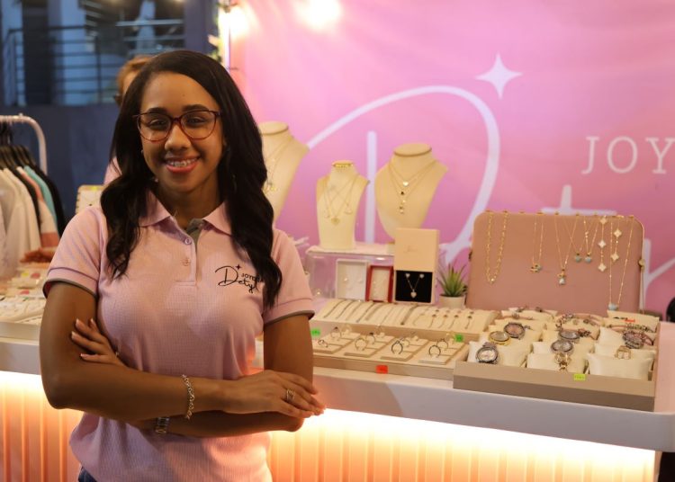 Además de Joyas Dety, Destiny Díaz administra la tienda virtual, Sport Díaz, dedicada a la venta de camisetas deportivas para caballeros.