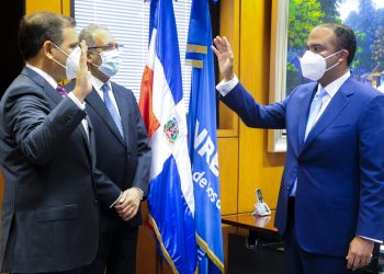 El presidente del  Consejo de Directores de Banreservas y ministro de Hacienda, Jochi Vicente, juramenta al nuevo administrador general  de la entidad bancaria, Samuel Rojas Pereyra, en presencia del administrador general saliente, Simón Lizardo Mézquita. | Fuente externa.