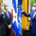 El presidente del  Consejo de Directores de Banreservas y ministro de Hacienda, Jochi Vicente, juramenta al nuevo administrador general  de la entidad bancaria, Samuel Rojas Pereyra, en presencia del administrador general saliente, Simón Lizardo Mézquita. | Fuente externa.