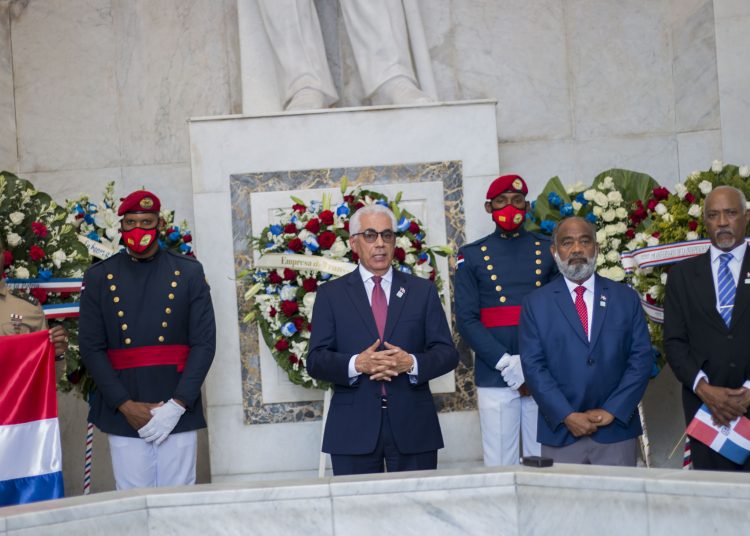 El administrador general ETED, Martín Robles Morillo habla en el Altar de la Patria.