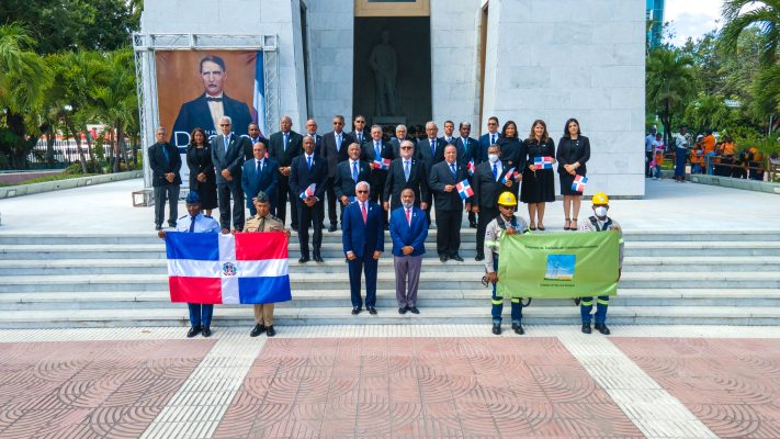 Administrador general ETED Ing. Martín Robles Morillo y presidente del Consejo ETED, Dr. Bienvenido Santana Guilamo junto a funcionarios de la ETED