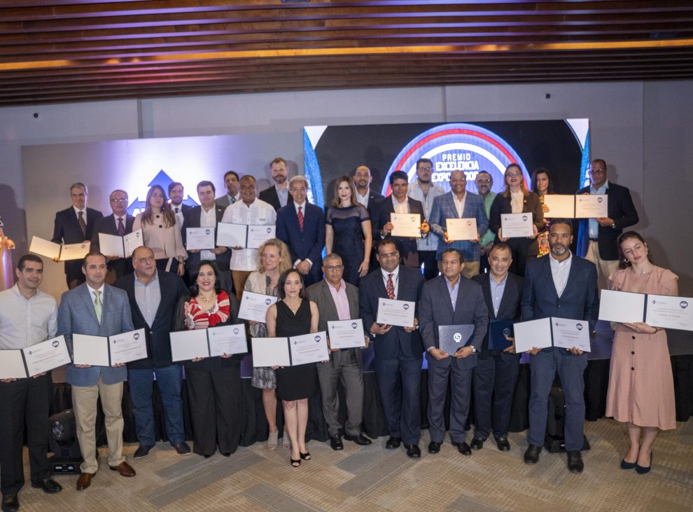 adoexpo ejecutivos de las empresas nominadas junto a directivos de adoexpo.