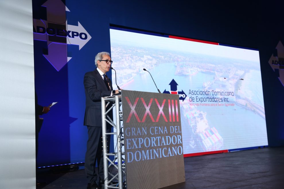 adoexpo el presidente de adoexpo, luis concepción, pronuncia al discurso central de la ceremonia