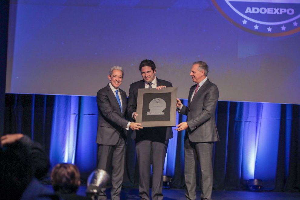 adoexpo luis concepción y josé ramón peralta entregan a josé miguel vega, de gerdau metaldom, el premio como exportador del año.