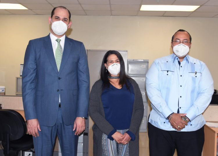 Adolfo Pérez, director de Promese/Cal; Leocadia Moronta, encargada de Control de Calidad de Promese/Cal, y Lorenzo Ramírez, director de Indocal