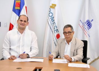 Adolfo Pérez, director de Promese/CAL, y Eléxido Paula Liranzo, director general de la Dirección General de Desarrollo de la Comunidad.