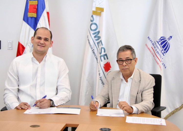 Adolfo Pérez, director de Promese/CAL, y Eléxido Paula Liranzo, director general de la Dirección General de Desarrollo de la Comunidad.