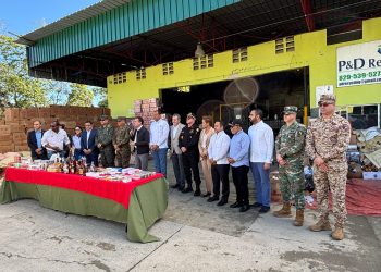 El ministro de Defensa, teniente general Fernández Onofre, reafirmó el compromiso de las Fuerzas Armadas en fortalecer los operativos de vigilancia, combatiendo el tráfico ilegal de productos en las fronteras y principales ciudades del país.
