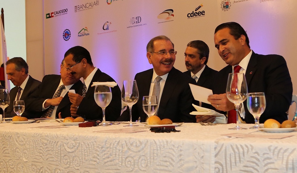El presidente Danilo Medina, el sultan Ahmed Bin Sulayem y José Tomás Contreras presidieron la mesa de honor en el Almuerzo de Adozona.