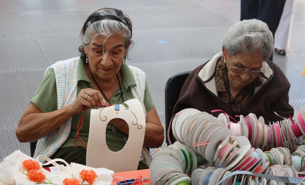 adultos mayores trabajadores