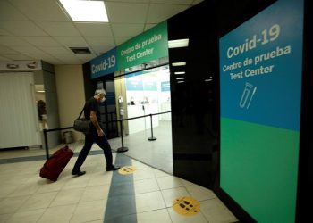 Fotografía tomada el pasado 12 de octubre en la que se registró la entrada de un pasajero al centro de prueba para la detección del covid-19 en el aeropuerto internacional de Tocumen, en Ciudad de Panamá. | Bievenido Velasco, EFE.