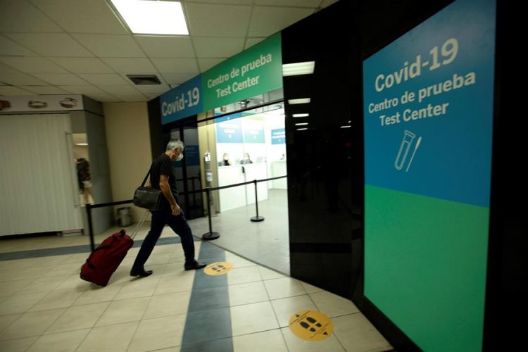 Fotografía tomada el pasado 12 de octubre en la que se registró la entrada de un pasajero al centro de prueba para la detección del covid-19 en el aeropuerto internacional de Tocumen, en Ciudad de Panamá. | Bievenido Velasco, EFE.