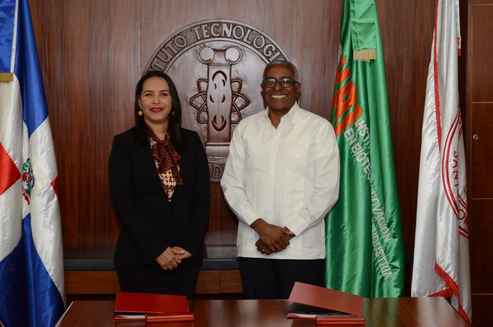 agripina ramírez, directora del iibi, y rolando m. guzmán, rector del intec