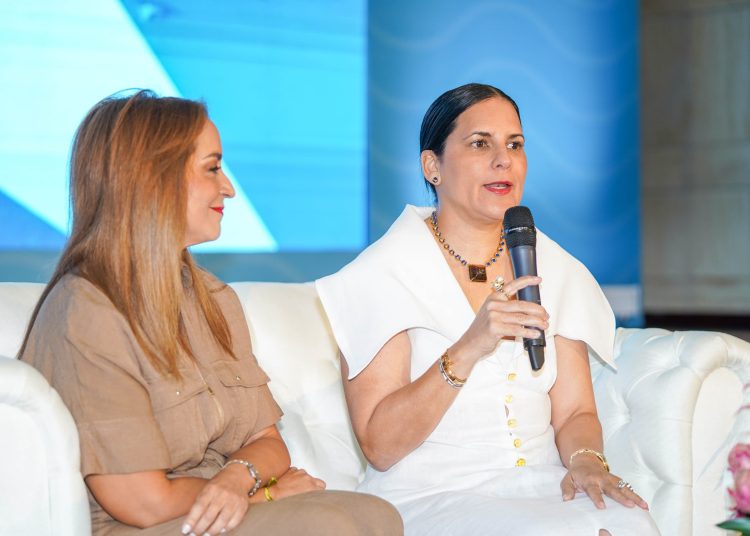 Aguie Lendor, vicepresidente ejecutiva de Asonahores, junto a Deyanira Pappaterra, vicepresidente de Negocios Turísticos en BanReservas.