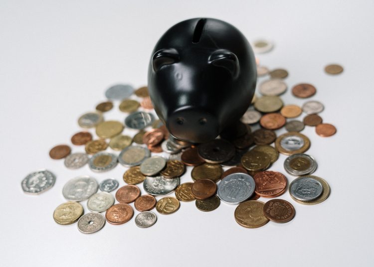 Ahorro, fondos de pensiones, piggy bank
