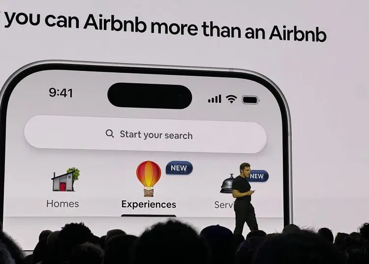 Brian Chesky, cofundador y CEO de Airbnb, presentó Servicios y Experiencias, la nueva apuesta para que los usuarios puedan complementar sus viajes y explorar los destinos como los locales.