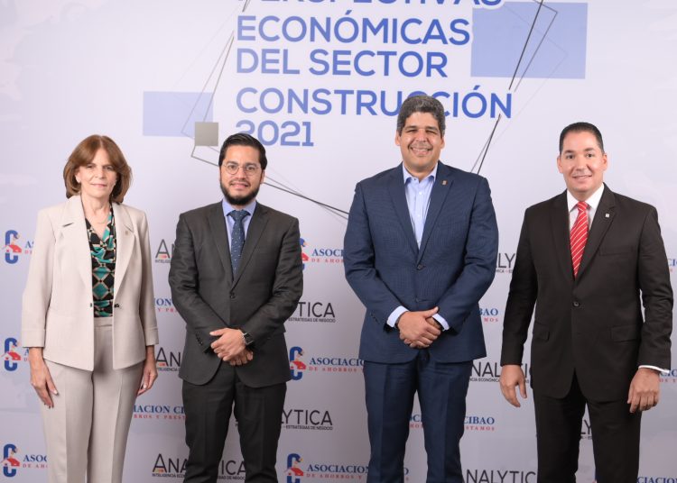 Raúl Ovalle, socio-director de Analytica y José Luis Ventura, vicepresidente ejecutivo de ACAP_ acompañados por Yolanda Guzmán y Randolph Phipps, vicepresidentes de negocios de Asociación Cibao.