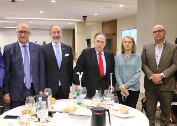 Al centro nuevo embajador italiano, Stefano Queirolo Palmas y presidente de la Cámara, Celso Marranzini, tras degustación.