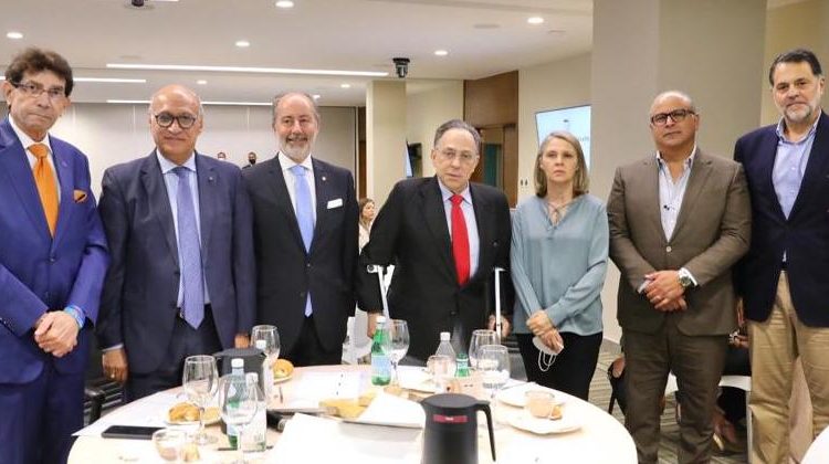 Al centro nuevo embajador italiano, Stefano Queirolo Palmas y presidente de la Cámara, Celso Marranzini, tras degustación.