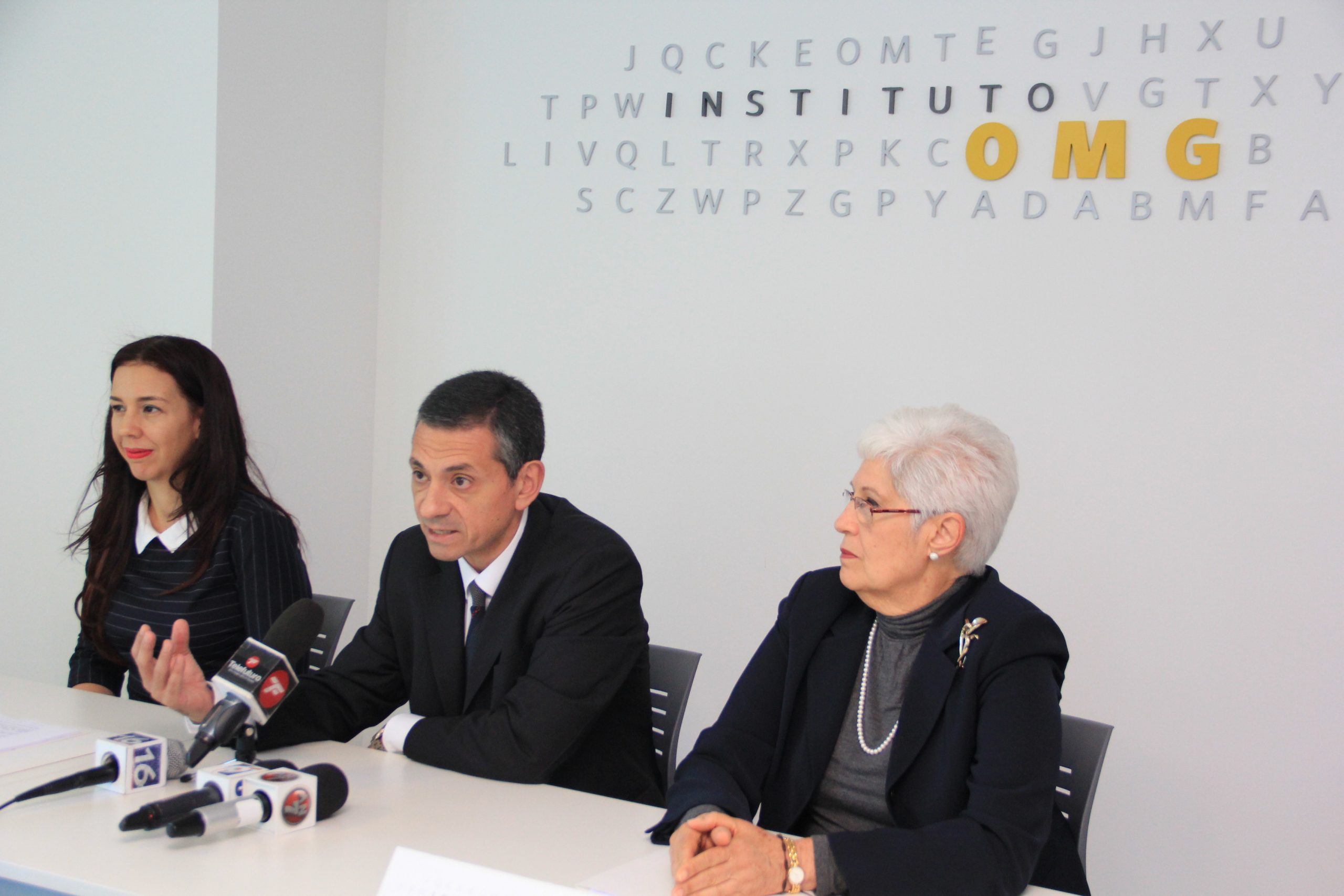 Hugo Acciarri, presidente de la ALACDE; Mónika Infante Henríquez, miembro de su consejo directivo, y Belkis Guerrero Villalona, rectora del Instituto OMG.