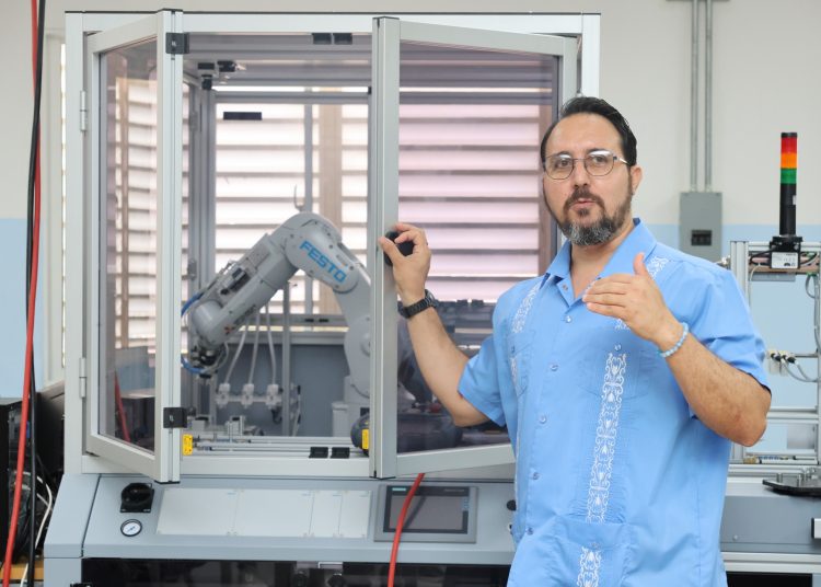 Alayn Hernández, director de Tecnología del Instituto, destaca que esta IA trabaja únicamente con datos y documentos proporcionados por el usuario.