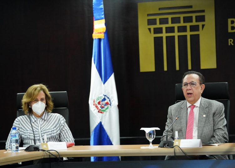 Clarissa de la Rocha de Torres y Héctor Valdez Albizu.