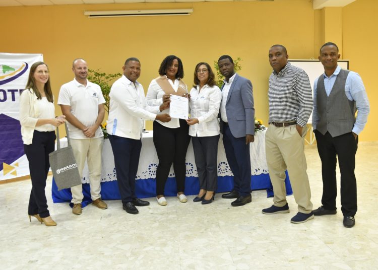 Alcalde Francisco Rojas e Iris Hurtado entregan certificado a participante Infotep. Fuente externa.