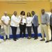 Alcalde Francisco Rojas e Iris Hurtado entregan certificado a participante Infotep. Fuente externa.