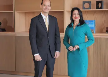 El presidente de la Asociación Dominicana de Turismo de Salud, Alejandro Cambiaso, y la vicepresidenta de la ADTS y presidente de AF Comunicación Estratégica, Amelia Reyes Mora.
