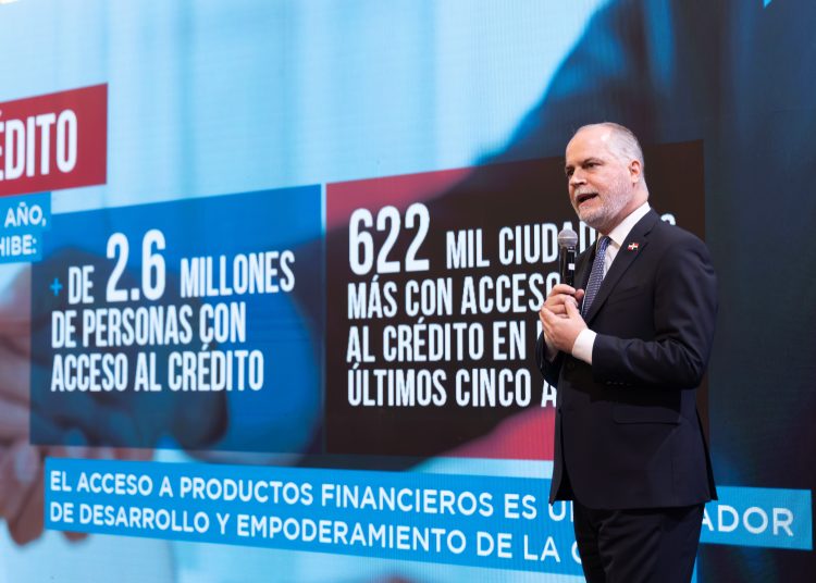 El superintendente de Bancos, Alejandro Fernández W.