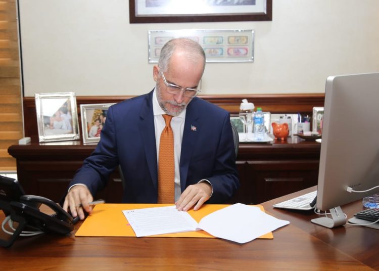 El superintendente de Bancos, Alejandro Fernández W.