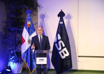 El superintendente de Bancos, Alejandro Fernández W.