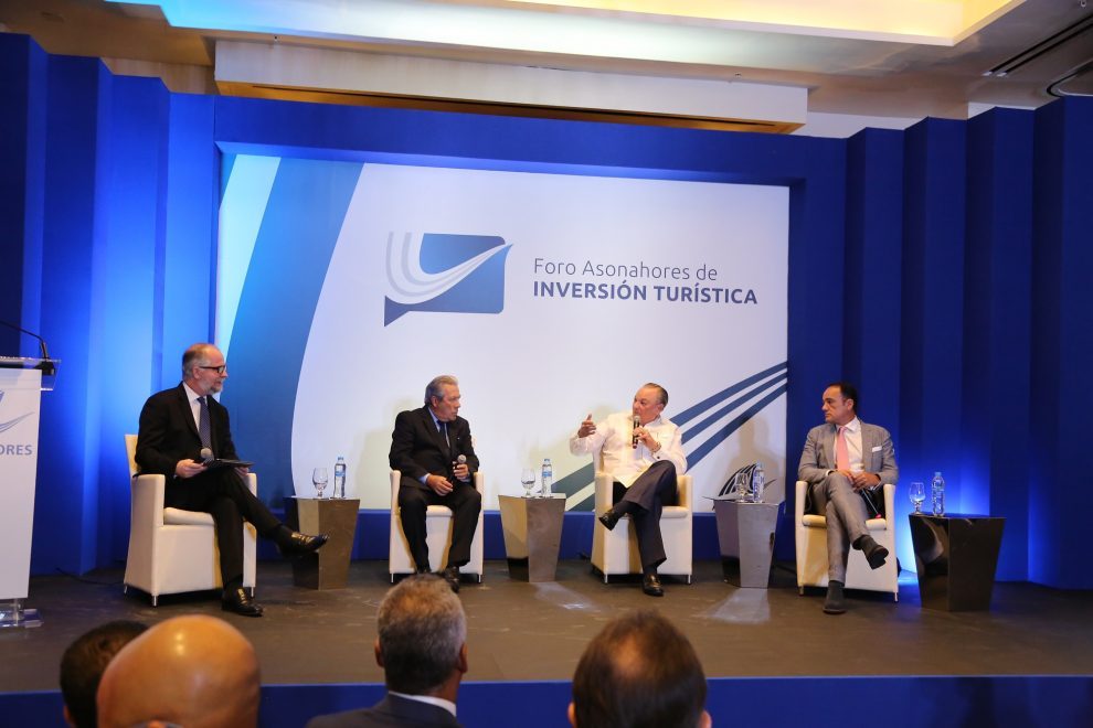 alejandro fernández w moderando el panel con rafael blanco canto, frank rainieri y alejandro zozaya