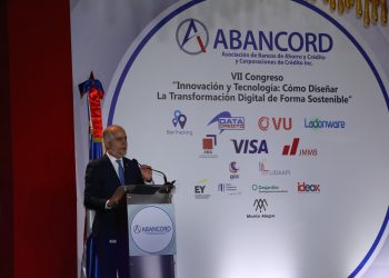 El superintendente de Bancos, Alejandro Fernández W., durante el VII Congreso Anual de de la Asociación de Bancos de Ahorro y Crédito y Corporaciones de Crédito (Abancord).