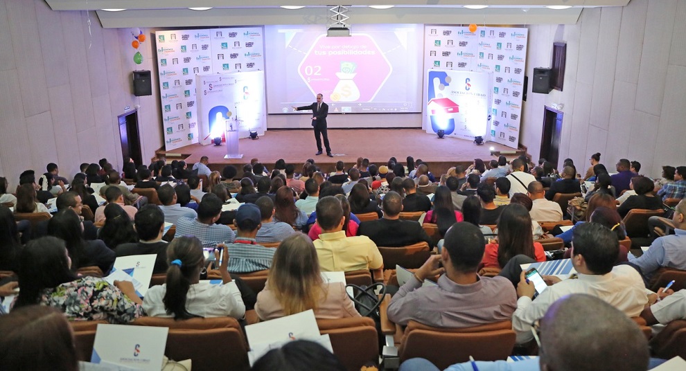 alejandro fernández en acto asoc cibao